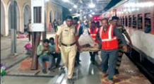 पुणे-सुपाैल ए्नसप्रेस में महिला ने बच्चे काे जन्म दिया